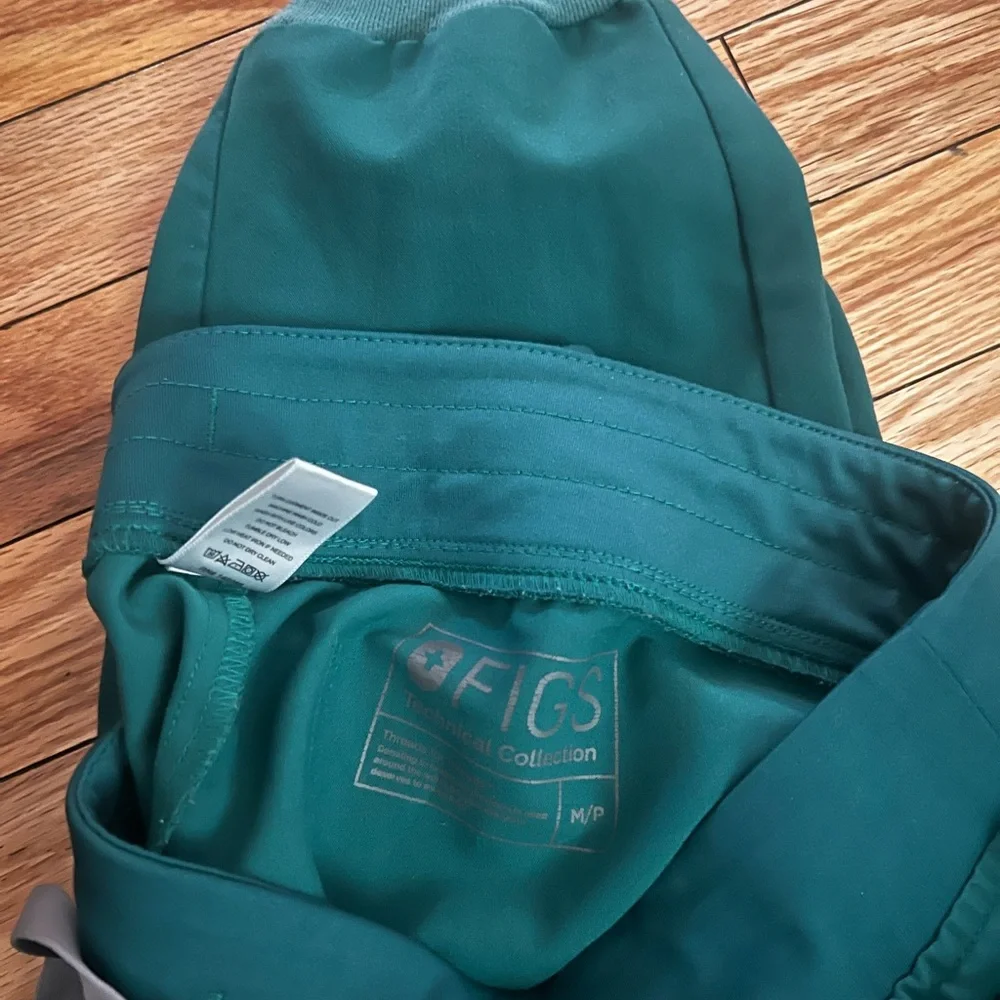 FIGS: Set- Women's Green(exact-color name unknown) Jogger Pants- MP, Top- M - Picture 3 of 3